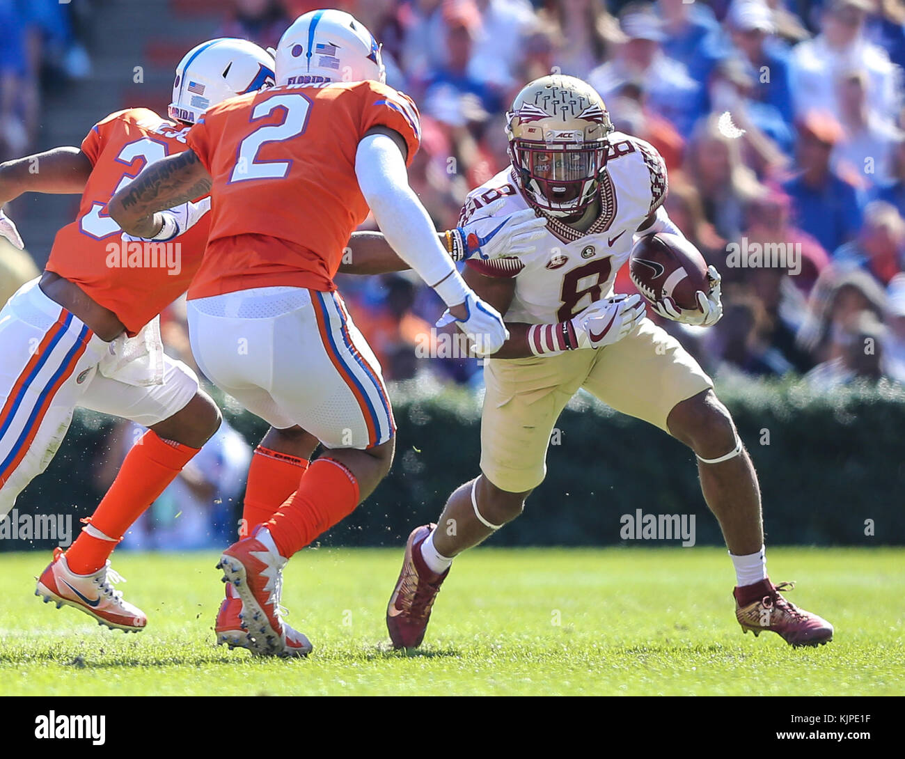 Florida, Stati Uniti d'America. 25 Nov, 2017. Florida State Seminoles wide receiver Nyqwan Murray (8) corre la palla è difeso da Florida Gators defensive back Brad Stewart (2) durante la prima metà di un NCAA Football gioco all'università di Florida. Gary McCullough/CSM/Alamy Live News Foto Stock