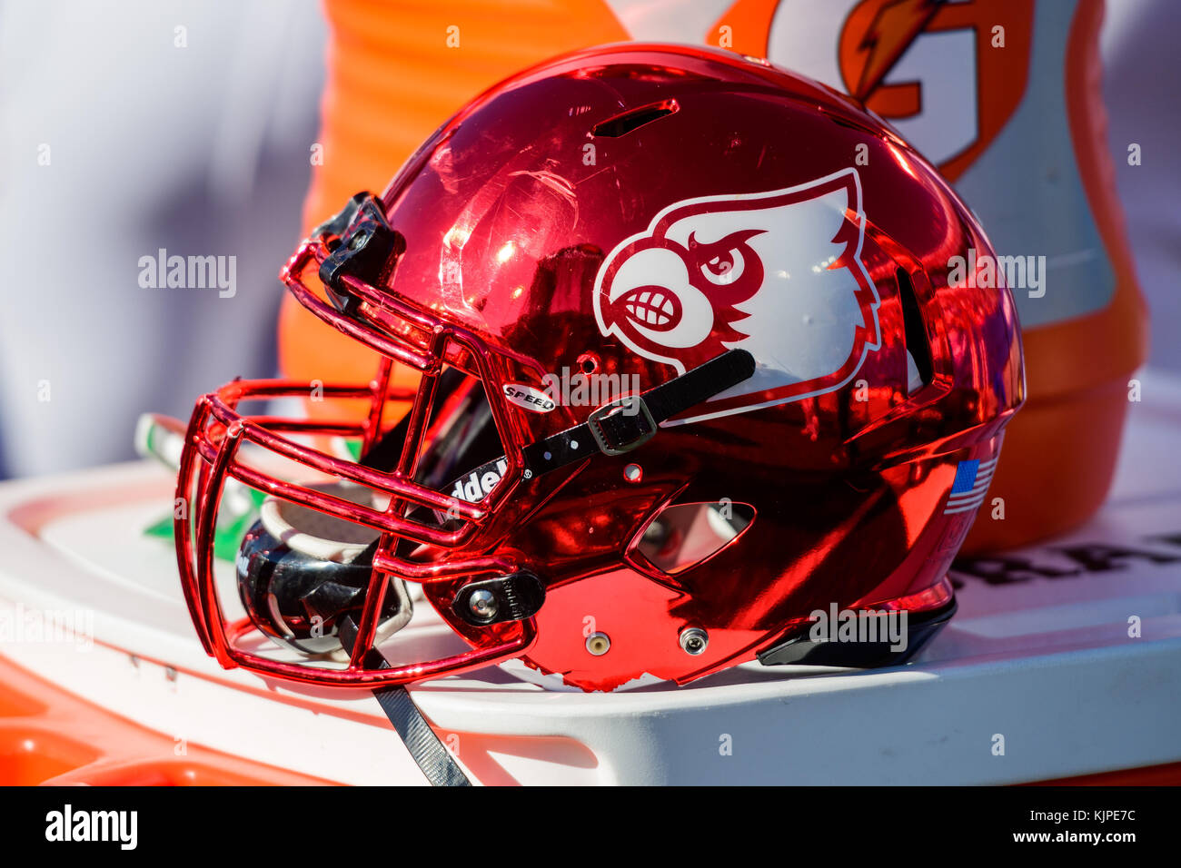 Un casco di Louisville durante il NCAA college football gioco tra Louisville e Kentucky sabato 25 novembre 2017 al Commonwealth Stadium di Lexington, KY. Giacobbe Kupferman/CSM Foto Stock