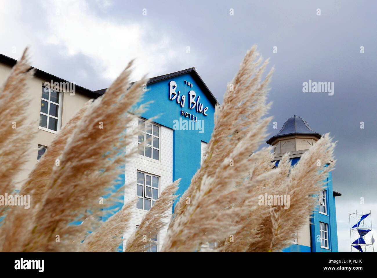 Blackpool, Regno Unito. 25 Nov 2017. L'iconico e consolidato Star Pub, situato di fronte alle montagne russe Big One sul parco divertimenti di Blackpool Pleasure Beach, è destinato alla demolizione per far posto all'hotel Little Blue da 12 milioni di sterline, situato accanto all'hotel The Now Stake Big Blue{2003}, IMMAGINE DEL FILE il grande successo Blue Hotel. KeV Walsh Alamy Live News Foto Stock