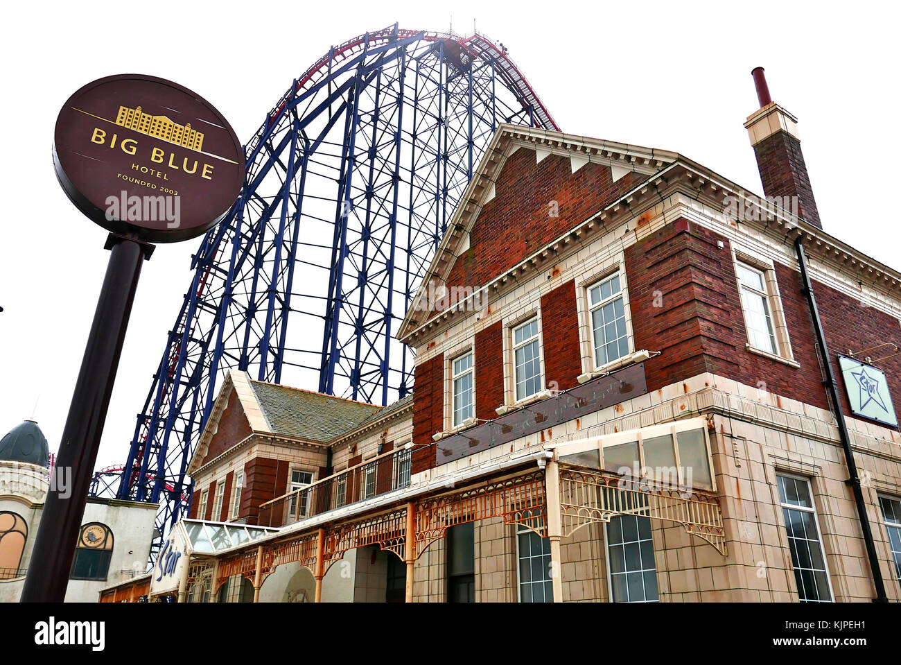Il vecchio pub Star (ora demolito) sul lungomare di Blackpool dalle montagne russe Big One Foto Stock