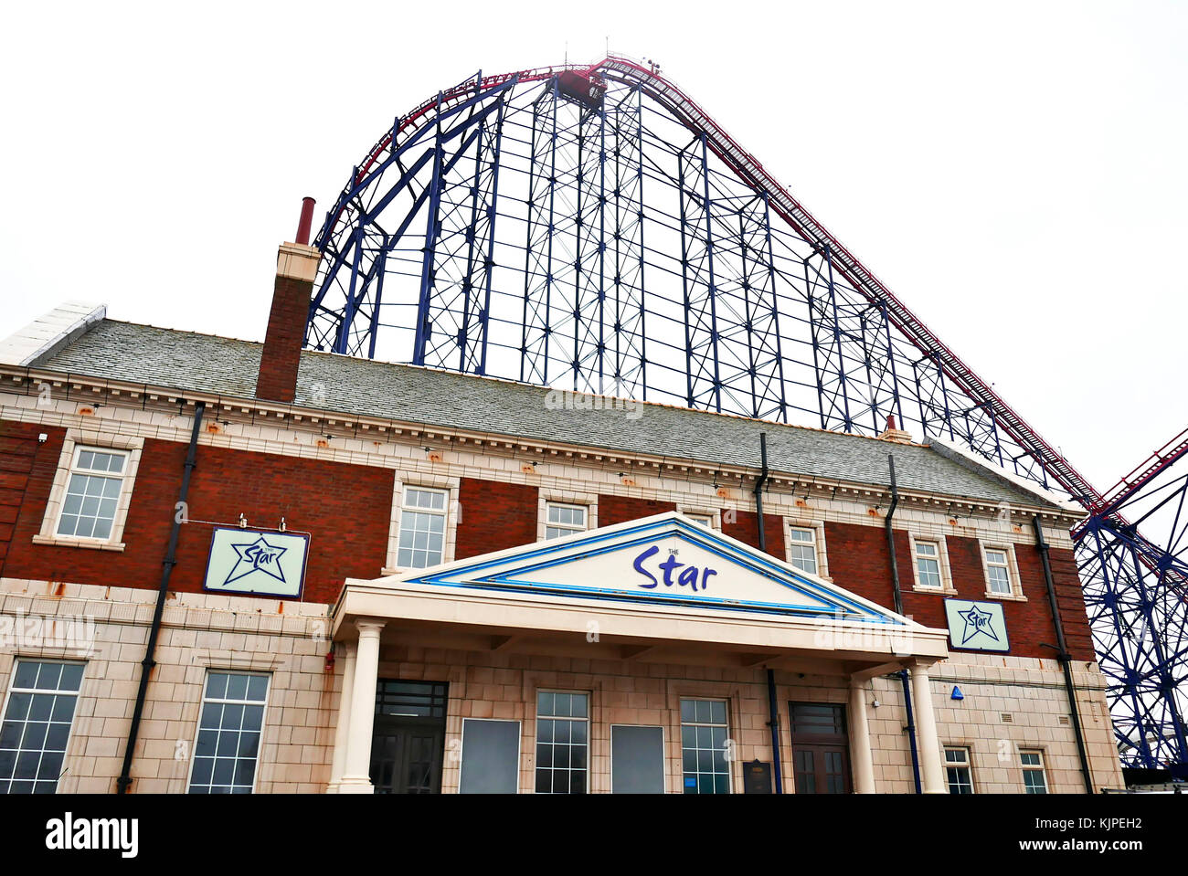 Il vecchio pub Star (ora demolito) sul lungomare di Blackpool dalle montagne russe Big One Foto Stock