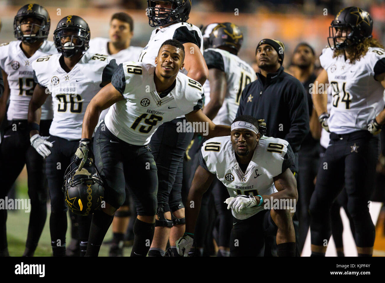 25 novembre 2017: wide receiver Trento Sherfield #10 e ricevente larga C.J. Duncan #19 di Vanderbilt Commodores attendere per una riproduzione di video durante il NCAA Football gioco tra la University of Tennessee volontari e l'Università di Vanderbilt Commodores presso lo Stadio Neyland di Knoxville, TN Tim Gangloff/CSM Credito: Cal Sport Media/Alamy Live News Foto Stock