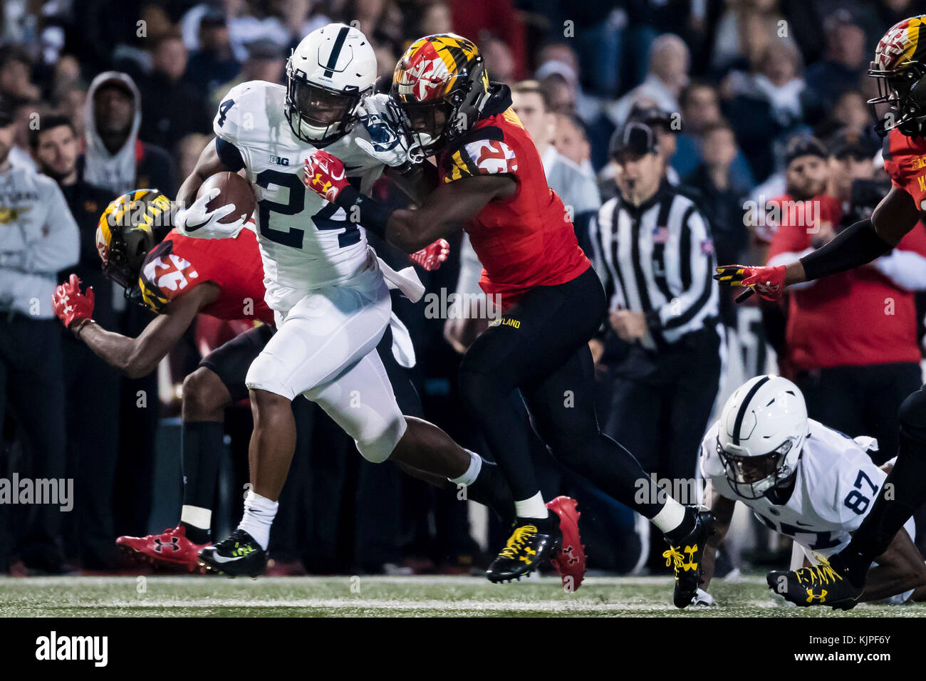 College Park, Maryland, Stati Uniti d'America. 25 Nov, 2017. La Penn State Nittany Lions running back miglia Sanders (24) tenta di rompere un affrontare durante il NCAA Football gioco tra la Penn State Nittany Lions e il Maryland Terrapins al capitale uno campo in Maryland Stadium in College Park, Maryland. Scott Taetsch/CSM/Alamy Live News Foto Stock