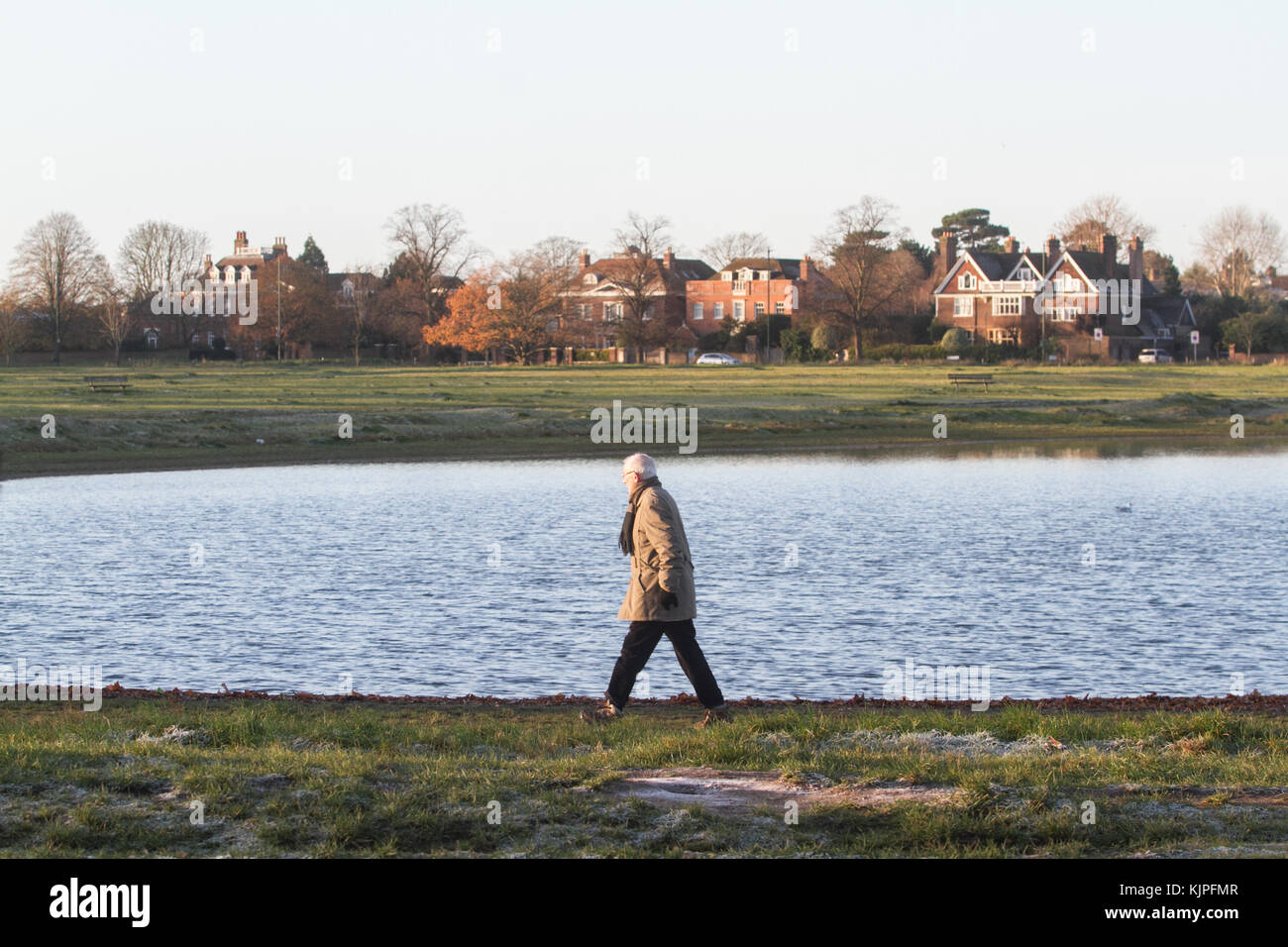 Londra Regno Unito. Il 26 novembre 2017. Le persone godono di una passeggiata mattutina sul coperto di brina in massa di Wimbledon Common come le temperature scendono al di freeezing nel Regno Unito Foto Stock