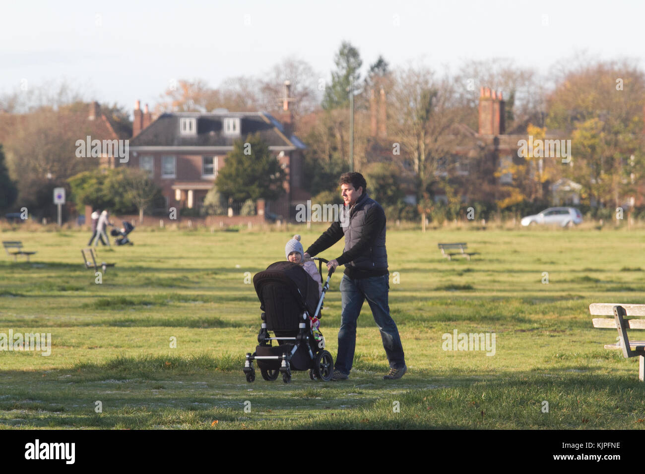 Londra Regno Unito. Il 26 novembre 2017. Le persone godono di una passeggiata mattutina sul coperto di brina in massa di Wimbledon Common come le temperature scendono al di freeezing nel Regno Unito Foto Stock