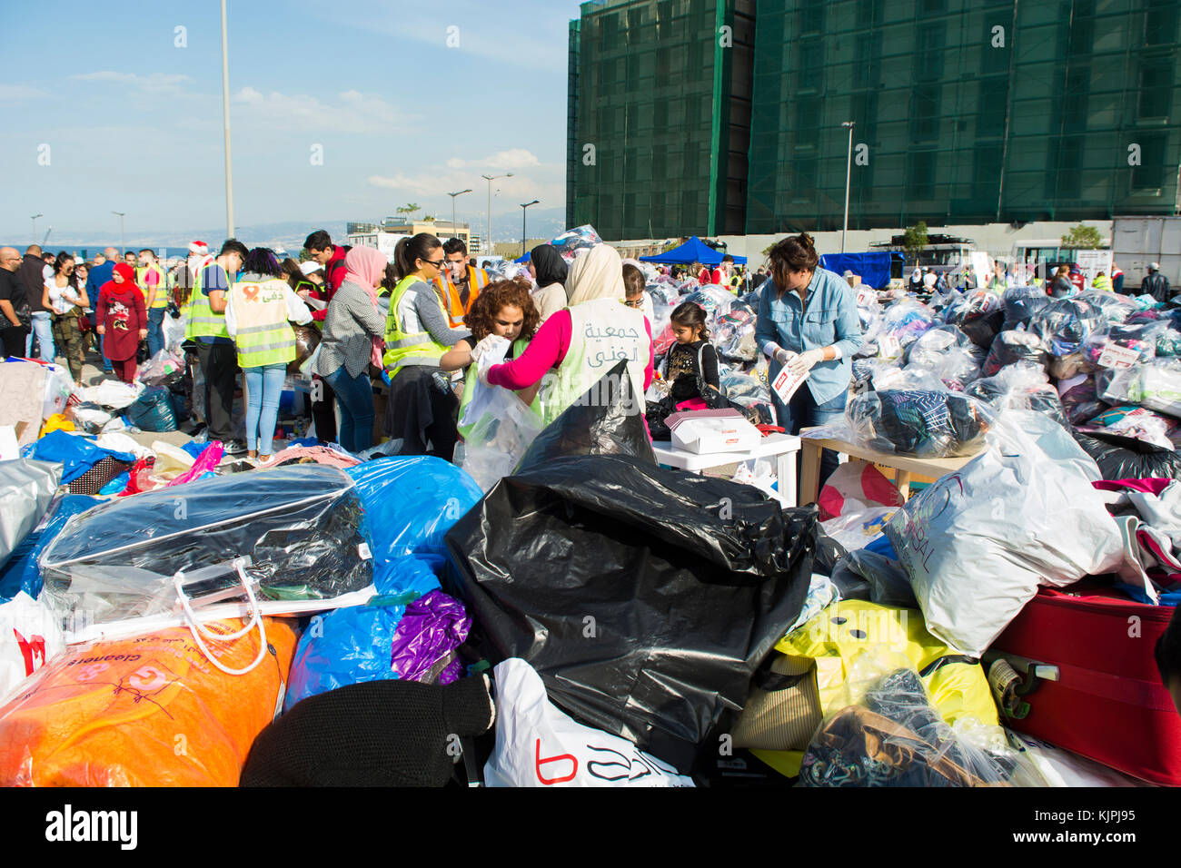 Marytrs' Square, Beirut, Libano, 26 Nov 2017, Volontari di smistamento di vestiti per donatios Beirut, Libano, Credito: Mohamad Itani / Alamy Live News Foto Stock