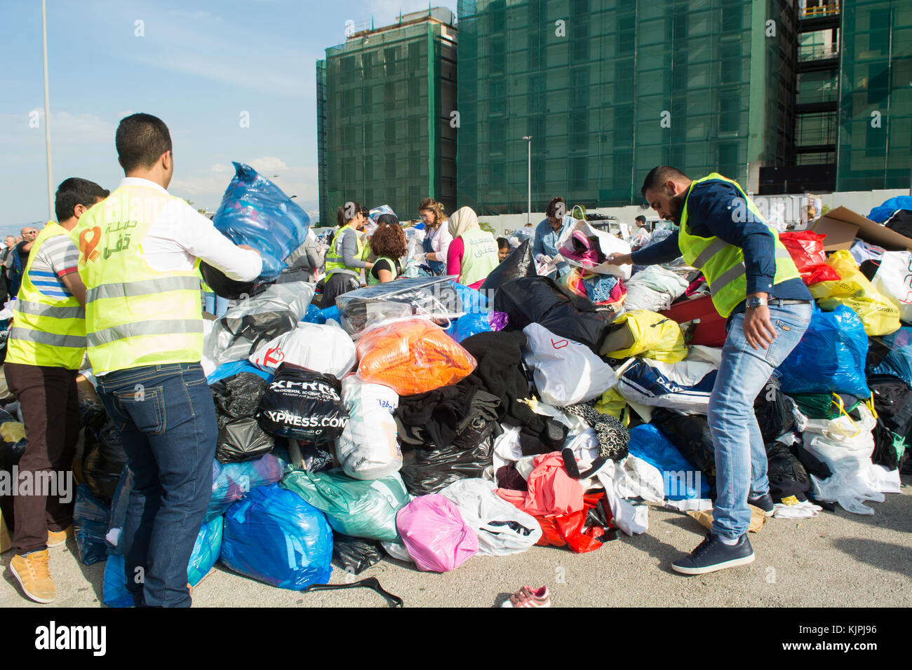Marytrs' Square, Beirut, Libano, 26 Nov 2017 volontari che lavorano presso la Dafa campagna per raccogliere e distribuire le donazioni per il siriano i rifugiati e le persone in stato di bisogno. Beirut, Libano, Credito: Mohamad Itani / Alamy Live News Foto Stock