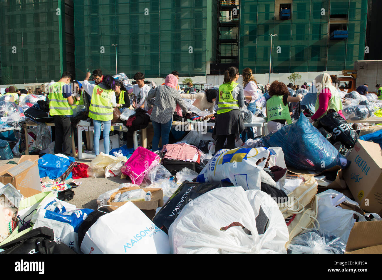 Marytrs' Square, Beirut, Libano, 26 Nov 2017 volontari che lavorano presso la Dafa campagna per raccogliere e distribuire le donazioni per il siriano i rifugiati e le persone in stato di bisogno. Beirut, Libano, Credito: Mohamad Itani / Alamy Live News Foto Stock