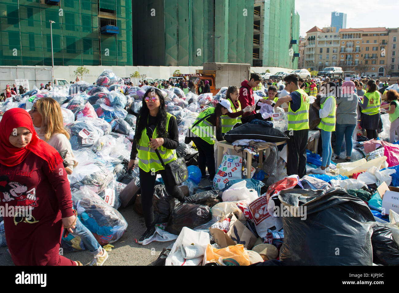 Marytrs' Square, Beirut, Libano, 26 Nov 2017 volontari che lavorano presso la Dafa campagna per raccogliere e distribuire le donazioni per il siriano i rifugiati e le persone in stato di bisogno. Beirut, Libano, Credito: Mohamad Itani / Alamy Live News Foto Stock