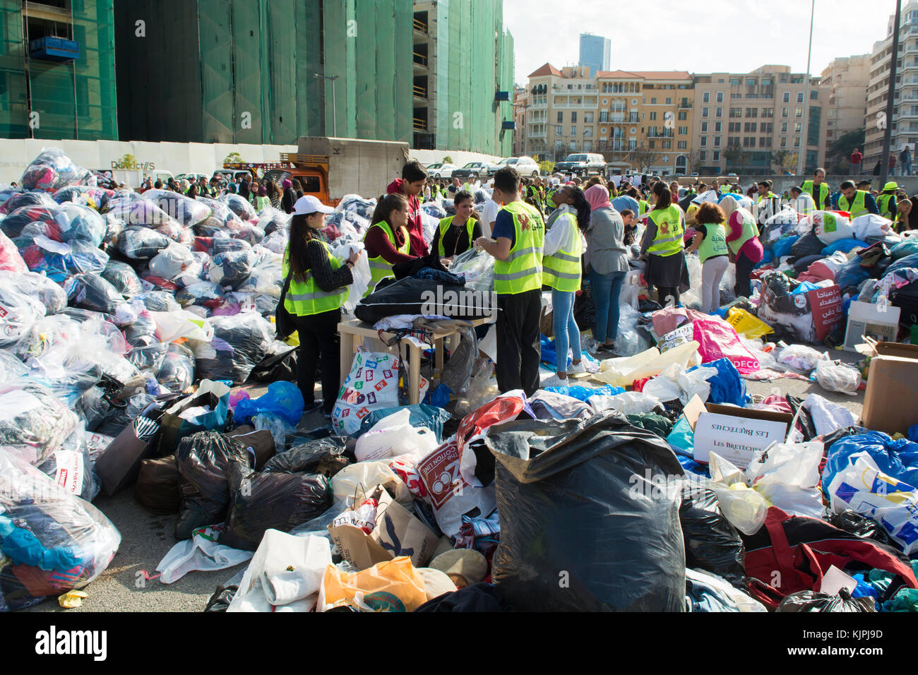 Marytrs' Square, Beirut, Libano, 26 Nov 2017 volontari che lavorano presso la Dafa campagna per raccogliere e distribuire le donazioni per il siriano i rifugiati e le persone in stato di bisogno. Beirut, Libano, Credito: Mohamad Itani / Alamy Live News Foto Stock