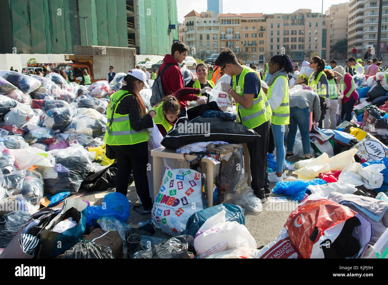 Marytrs' Square, Beirut, Libano, 26 Nov 2017 volontari che lavorano presso la Dafa campagna per raccogliere e distribuire le donazioni per il siriano i rifugiati e le persone in stato di bisogno. Beirut, Libano, Credito: Mohamad Itani / Alamy Live News Foto Stock