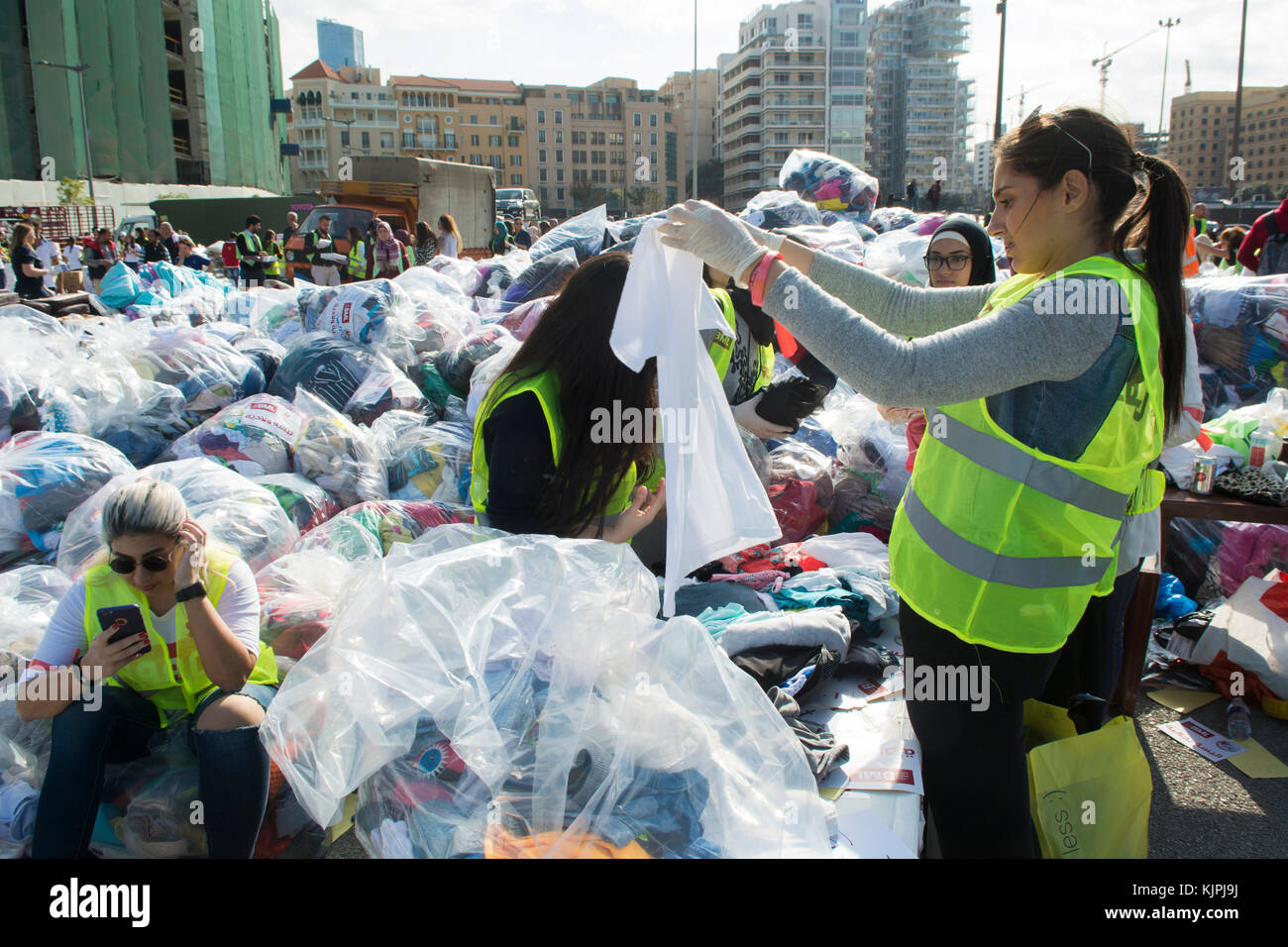 Marytrs' Square, Beirut, Libano, 26 Nov 2017 volontari che lavorano presso la Dafa campagna per raccogliere e distribuire le donazioni per il siriano i rifugiati e le persone in stato di bisogno. Beirut, Libano, Credito: Mohamad Itani / Alamy Live News Foto Stock