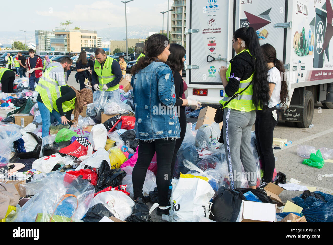 Marytrs' Square, Beirut, Libano, 26 Nov 2017 volontari che lavorano presso la Dafa campagna per raccogliere e distribuire le donazioni per il siriano i rifugiati e le persone in stato di bisogno. Beirut, Libano, Credito: Mohamad Itani / Alamy Live News Foto Stock