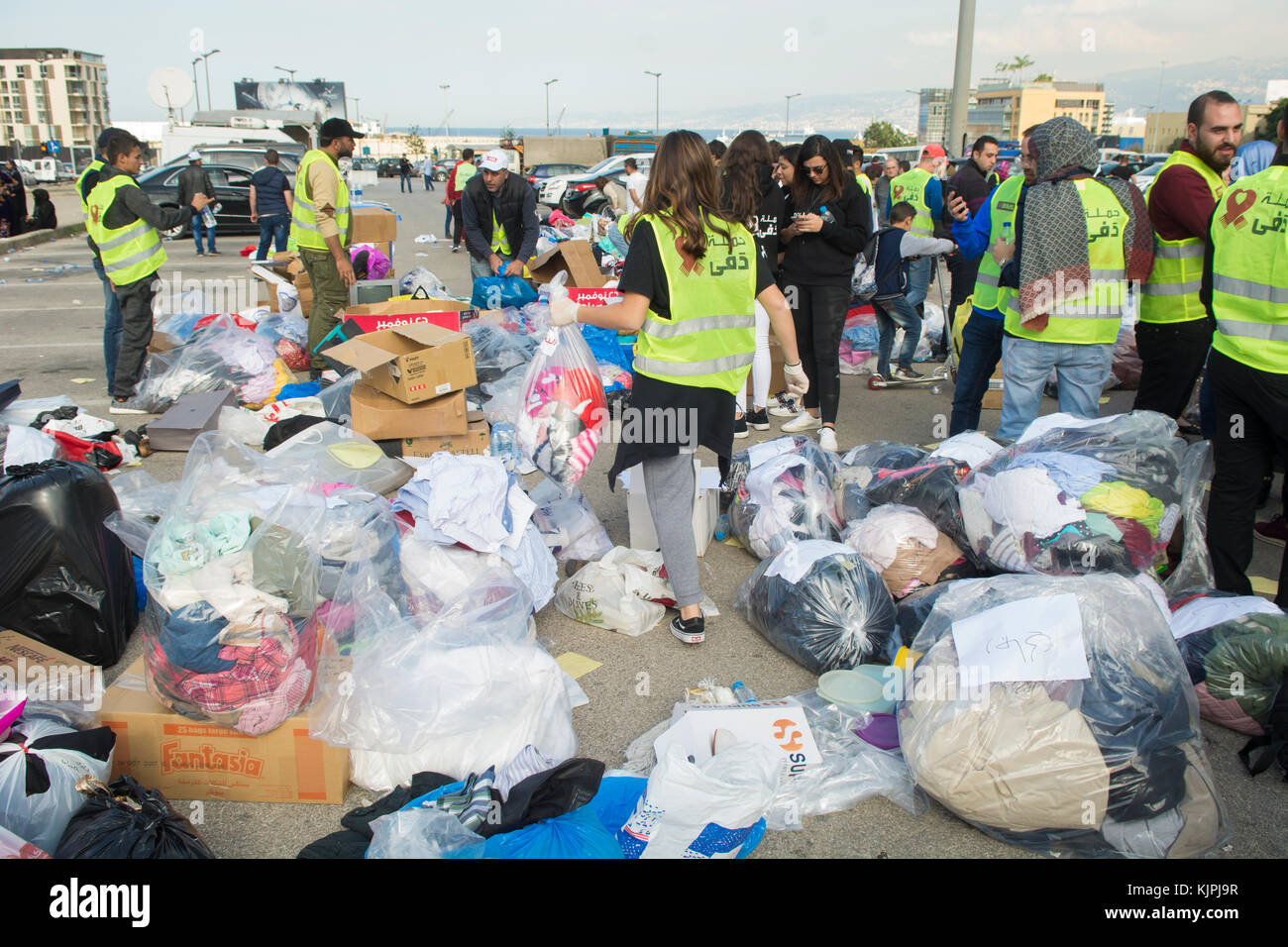 Marytrs' Square, Beirut, Libano, 26 Nov 2017 volontari che lavorano presso la Dafa campagna per raccogliere e distribuire le donazioni per il siriano i rifugiati e le persone in stato di bisogno. Beirut, Libano, Credito: Mohamad Itani / Alamy Live News Foto Stock