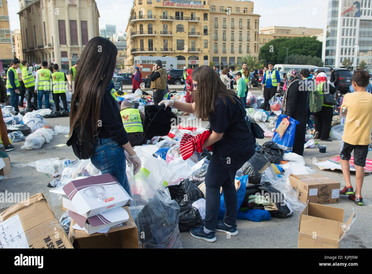 Marytrs' Square, Beirut, Libano, 26 Nov 2017 volontari che lavorano presso la Dafa campagna per raccogliere e distribuire le donazioni per il siriano i rifugiati e le persone in stato di bisogno. Beirut, Libano, Credito: Mohamad Itani / Alamy Live News Foto Stock