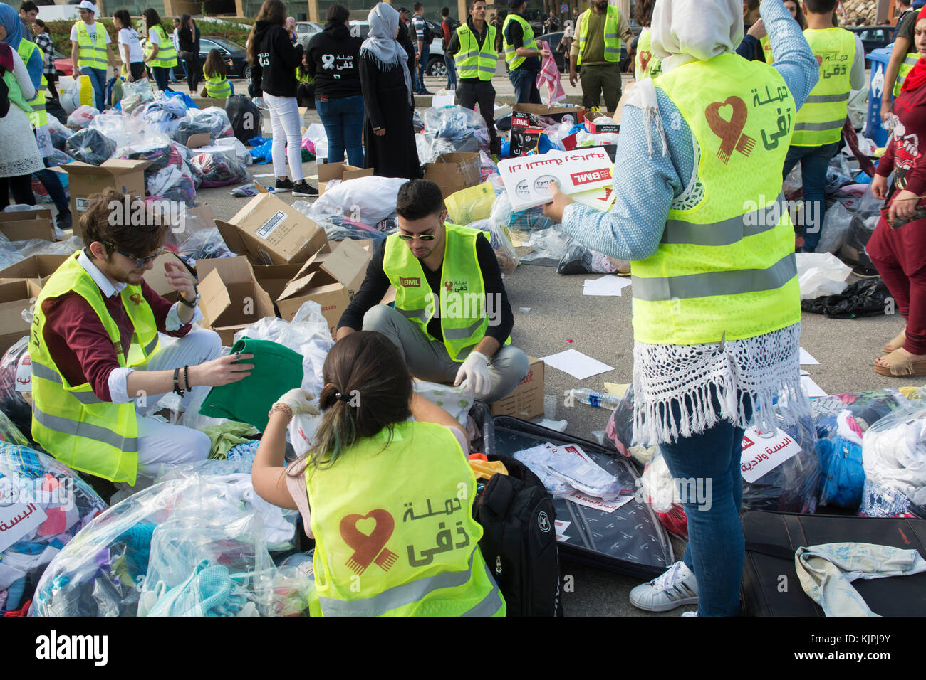 Marytrs' Square, Beirut, Libano, 26 Nov 2017 volontari che lavorano presso la Dafa campagna per raccogliere e distribuire le donazioni per il siriano i rifugiati e le persone in stato di bisogno. Beirut, Libano, Credito: Mohamad Itani / Alamy Live News Foto Stock