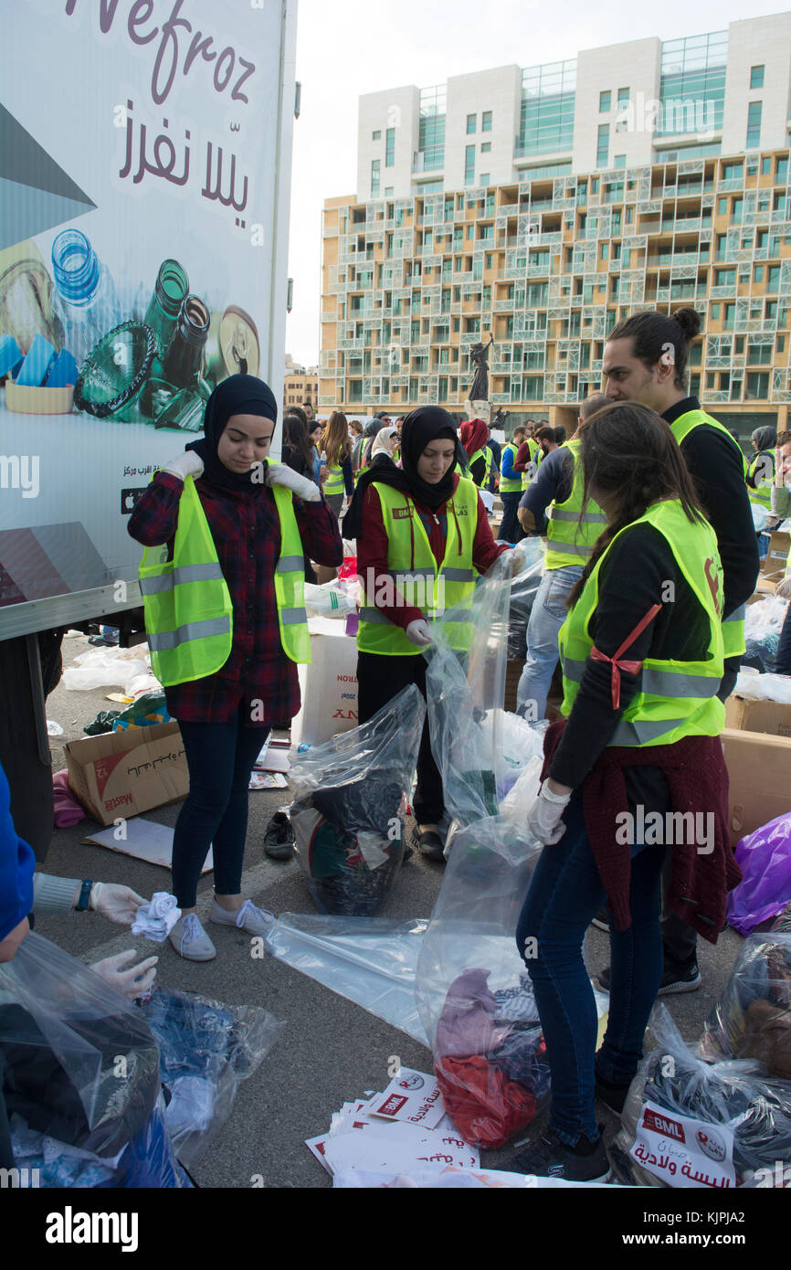 Marytrs' Square, Beirut, Libano, 26 Nov 2017 volontari che lavorano presso la Dafa campagna per raccogliere e distribuire le donazioni per il siriano i rifugiati e le persone in stato di bisogno. Beirut, Libano, Credito: Mohamad Itani / Alamy Live News Foto Stock