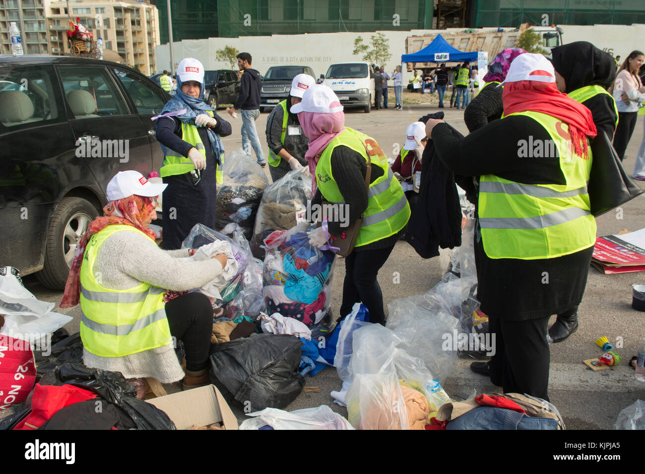 Marytrs' Square, Beirut, Libano, 26 Nov 2017 volontari che lavorano presso la Dafa campagna per raccogliere e distribuire le donazioni per il siriano i rifugiati e le persone in stato di bisogno. Beirut, Libano, Credito: Mohamad Itani / Alamy Live News Foto Stock