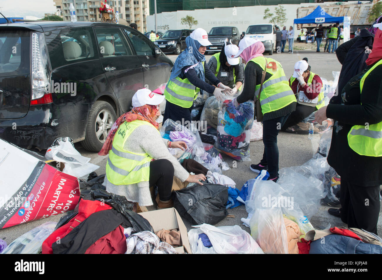 Marytrs' Square, Beirut, Libano, 26 Nov 2017 volontari che lavorano presso la Dafa campagna per raccogliere e distribuire le donazioni per il siriano i rifugiati e le persone in stato di bisogno. Beirut, Libano, Credito: Mohamad Itani / Alamy Live News Foto Stock