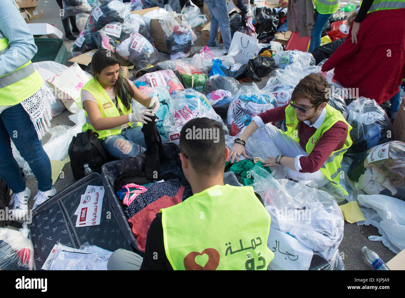 Marytrs' Square, Beirut, Libano, 26 Nov 2017 volontari che lavorano presso la Dafa campagna per raccogliere e distribuire le donazioni per il siriano i rifugiati e le persone in stato di bisogno. Beirut, Libano, Credito: Mohamad Itani / Alamy Live News Foto Stock