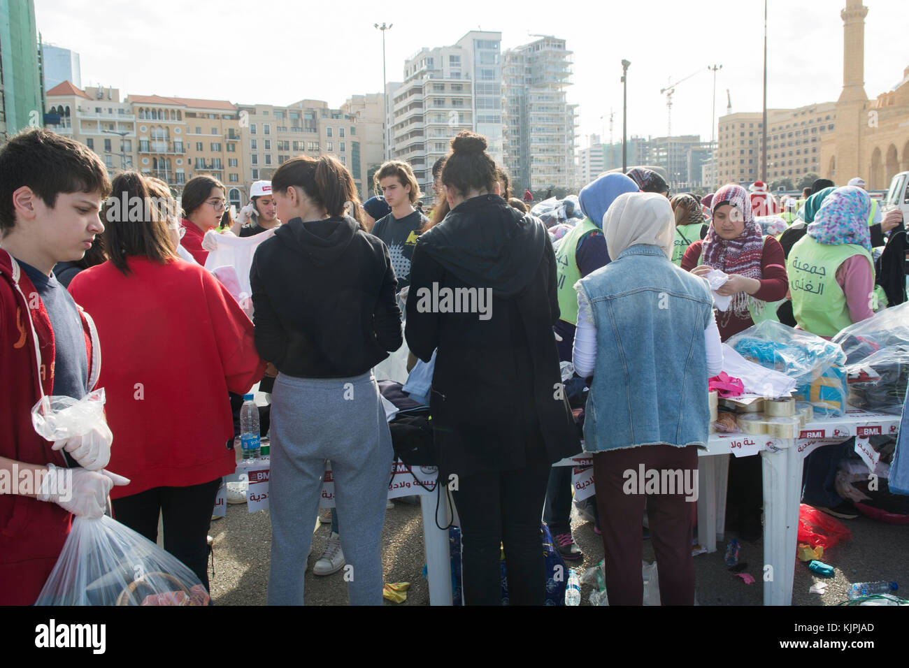 Marytrs' Square, Beirut, Libano, 26 Nov 2017 volontari che lavorano presso la Dafa campagna per raccogliere e distribuire le donazioni per il siriano i rifugiati e le persone in stato di bisogno. Beirut, Libano, Credito: Mohamad Itani / Alamy Live News Foto Stock