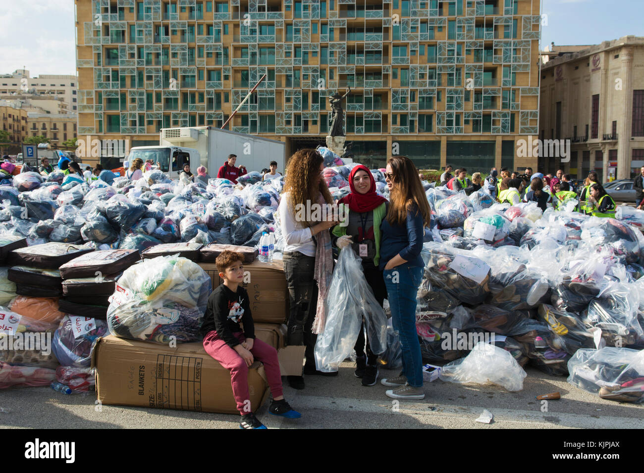 Marytrs' Square, Beirut, Libano, 26 Nov 2017 volontari che lavorano presso la Dafa campagna per raccogliere e distribuire le donazioni per il siriano i rifugiati e le persone in stato di bisogno. Beirut, Libano, Credito: Mohamad Itani / Alamy Live News Foto Stock