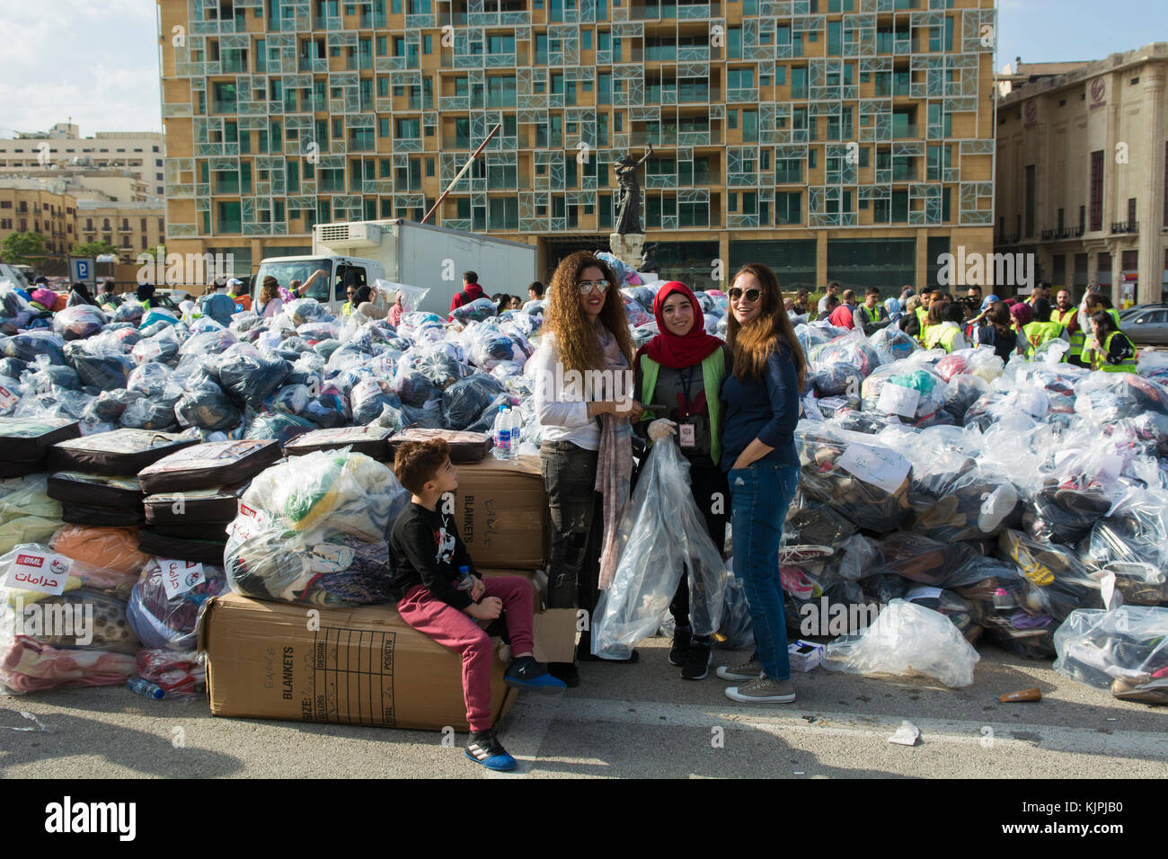 Marytrs' Square, Beirut, Libano, 26 Nov 2017 volontari che lavorano presso la Dafa campagna per raccogliere e distribuire le donazioni per il siriano i rifugiati e le persone in stato di bisogno. Beirut, Libano, Credito: Mohamad Itani / Alamy Live News Foto Stock