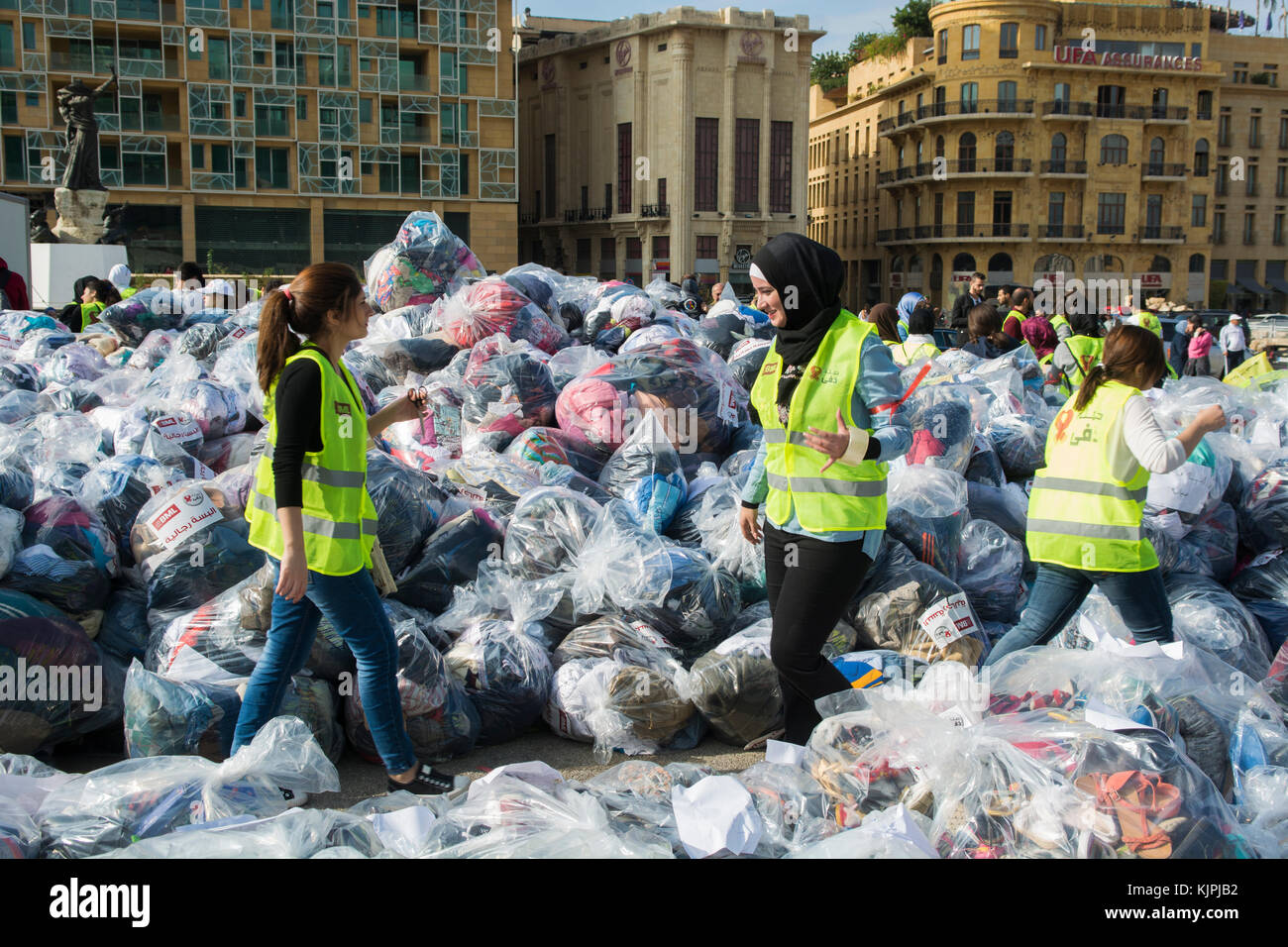 Marytrs' Square, Beirut, Libano, 26 Nov 2017 volontari che lavorano presso la Dafa campagna per raccogliere e distribuire le donazioni per il siriano i rifugiati e le persone in stato di bisogno. Beirut, Libano, Credito: Mohamad Itani / Alamy Live News Foto Stock