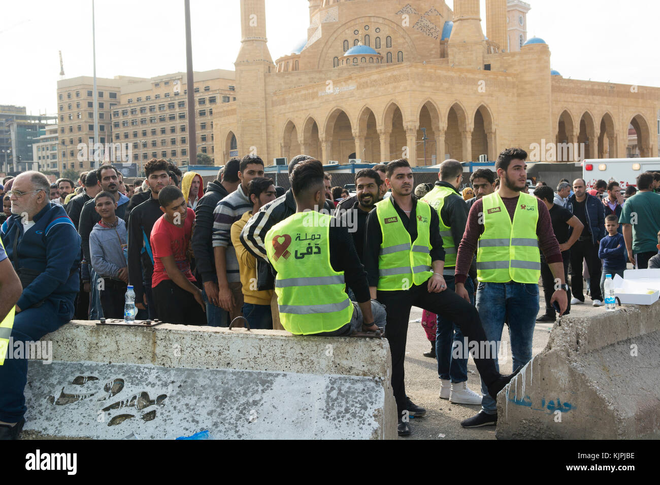 Marytrs' Square, Beirut, Libano, 26 Nov 2017, rifugiati siriani e libanesi nel bisogno in attesa di donazioni, Beirut, Libano, Credito: Mohamad Itani / Alamy Live News Foto Stock