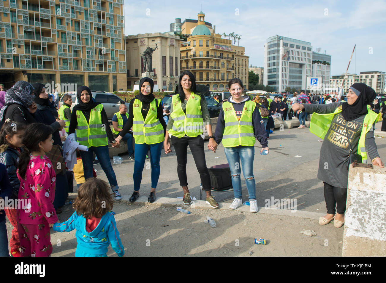 Marytrs' Square, Beirut, Libano, 26 Nov 2017 volontari che lavorano presso la Dafa campagna per raccogliere e distribuire le donazioni per il siriano i rifugiati e le persone in stato di bisogno. Beirut, Libano, Credito: Mohamad Itani / Alamy Live News Foto Stock
