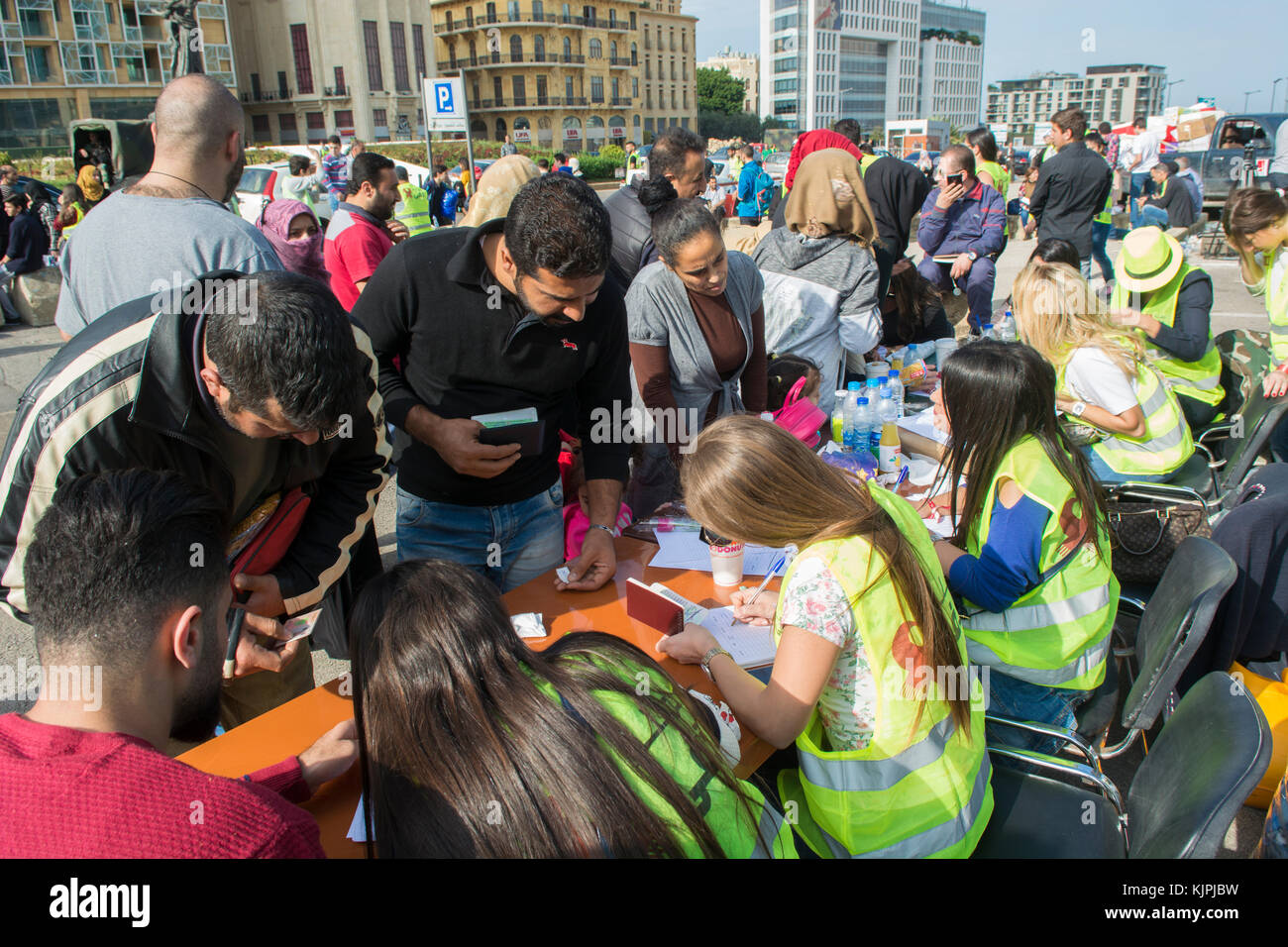 Marytrs' Square, Beirut, Libano, 26 Nov 2017 volontari che lavorano presso la Dafa campagna per raccogliere e distribuire le donazioni per il siriano i rifugiati e le persone in stato di bisogno. Beirut, Libano, Credito: Mohamad Itani / Alamy Live News Foto Stock