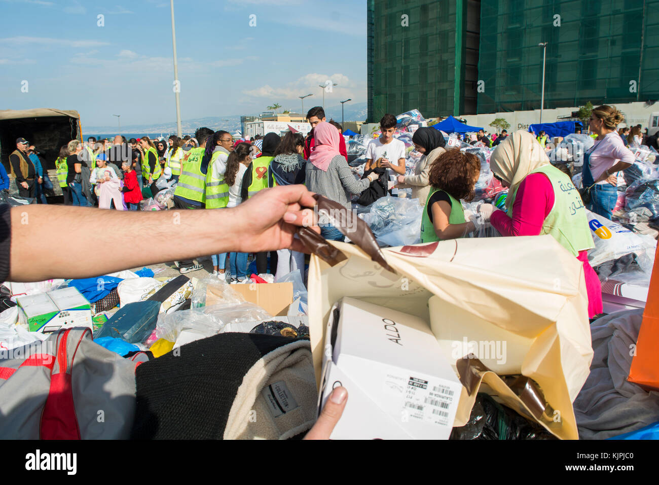 Marytrs' Square, Beirut, Libano, 26 Nov 2017 volontari che lavorano presso la Dafa campagna per raccogliere e distribuire le donazioni per il siriano i rifugiati e le persone in stato di bisogno. Beirut, Libano, Credito: Mohamad Itani / Alamy Live News Foto Stock