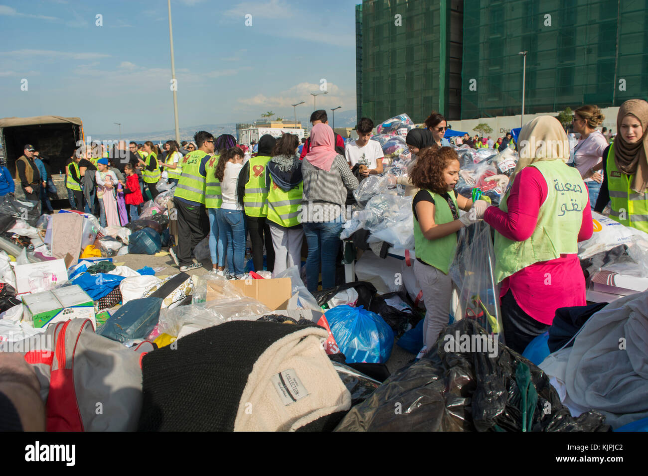 Marytrs' Square, Beirut, Libano, 26 Nov 2017 volontari che lavorano presso la Dafa campagna per raccogliere e distribuire le donazioni per il siriano i rifugiati e le persone in stato di bisogno. Beirut, Libano, Credito: Mohamad Itani / Alamy Live News Foto Stock