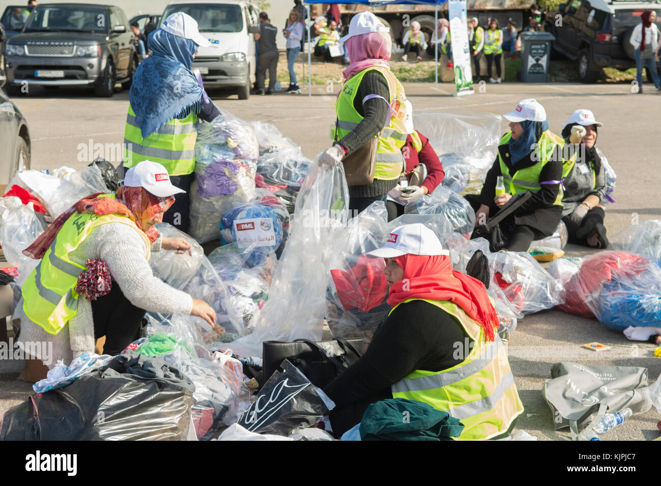 Marytrs' Square, Beirut, Libano, 26 Nov 2017 volontari che lavorano presso la Dafa campagna per raccogliere e distribuire le donazioni per il siriano i rifugiati e le persone in stato di bisogno. Beirut, Libano, Credito: Mohamad Itani / Alamy Live News Foto Stock