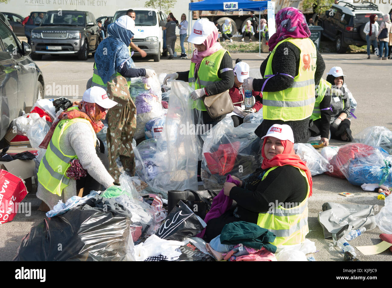 Marytrs' Square, Beirut, Libano, 26 Nov 2017 volontari che lavorano presso la Dafa campagna per raccogliere e distribuire le donazioni per il siriano i rifugiati e le persone in stato di bisogno. Beirut, Libano, Credito: Mohamad Itani / Alamy Live News Foto Stock