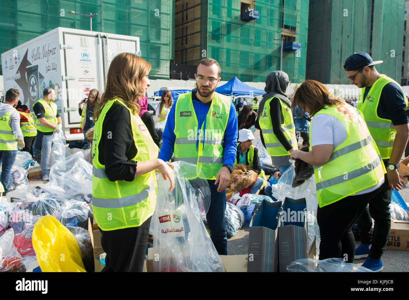 Marytrs' Square, Beirut, Libano, 26 Nov 2017 volontari che lavorano presso la Dafa campagna per raccogliere e distribuire le donazioni per il siriano i rifugiati e le persone in stato di bisogno. Beirut, Libano, Credito: Mohamad Itani / Alamy Live News Foto Stock
