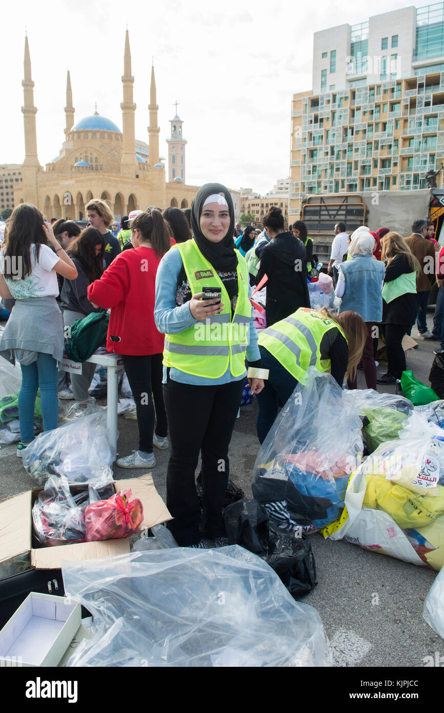 Marytrs' Square, Beirut, Libano, 26 Nov 2017 volontari che lavorano presso la Dafa campagna per raccogliere e distribuire le donazioni per il siriano i rifugiati e le persone in stato di bisogno. Beirut, Libano, Credito: Mohamad Itani / Alamy Live News Foto Stock