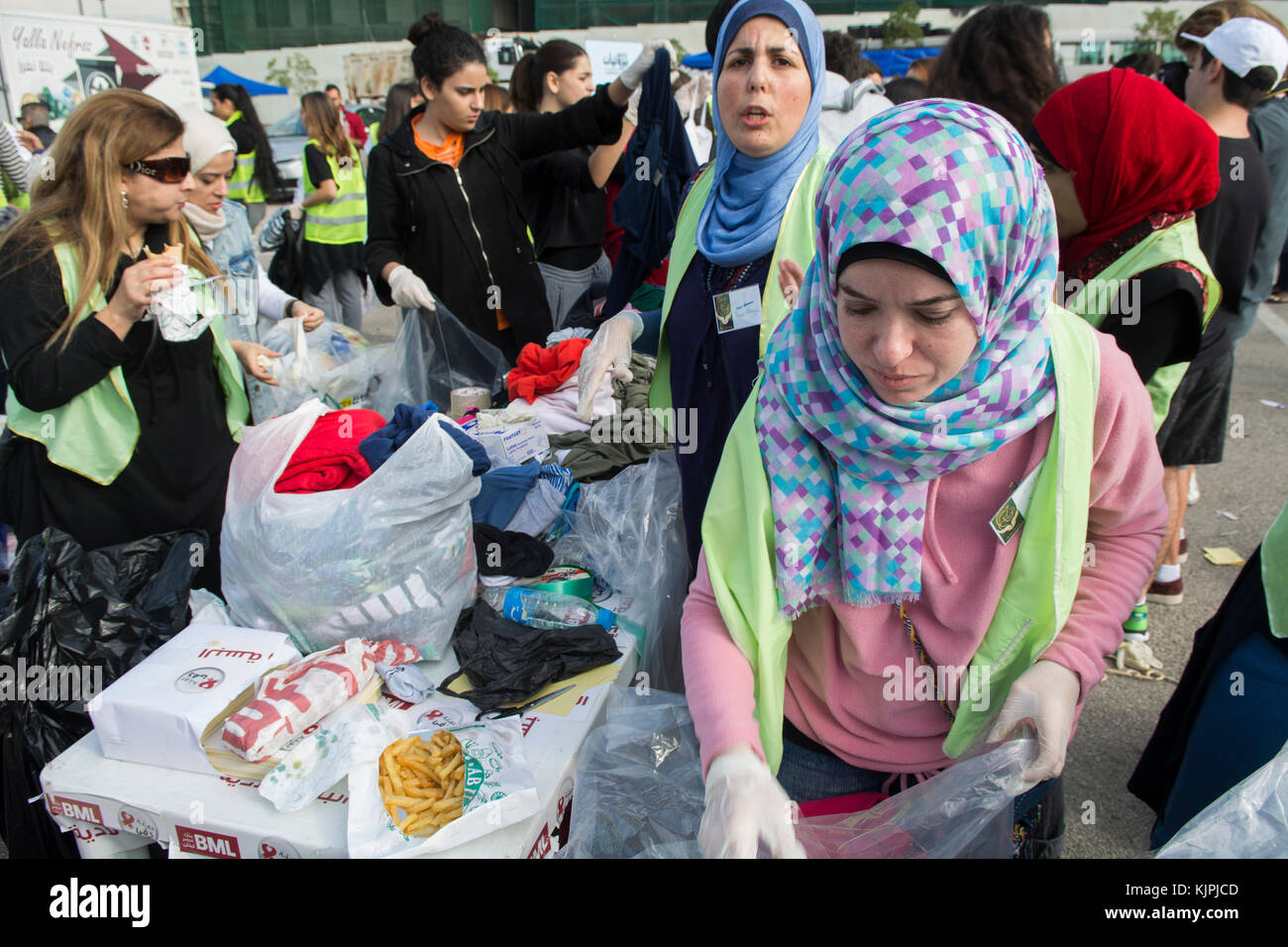 Marytrs' Square, Beirut, Libano, 26 Nov 2017 volontari che lavorano presso la Dafa campagna per raccogliere e distribuire le donazioni per il siriano i rifugiati e le persone in stato di bisogno. Beirut, Libano, Credito: Mohamad Itani / Alamy Live News Foto Stock