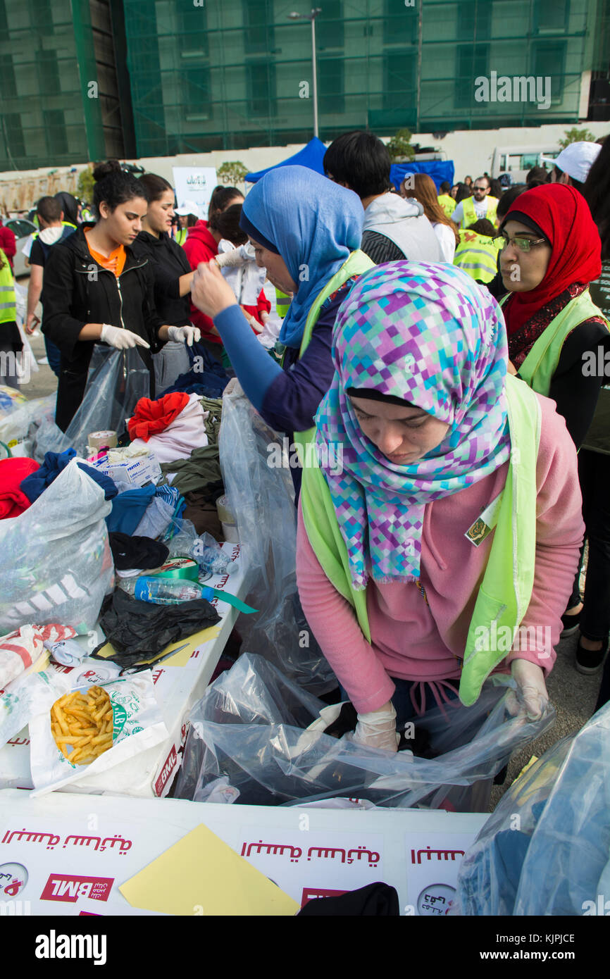 Marytrs' Square, Beirut, Libano, 26 Nov 2017 volontari che lavorano presso la Dafa campagna per raccogliere e distribuire le donazioni per il siriano i rifugiati e le persone in stato di bisogno. Beirut, Libano, Credito: Mohamad Itani / Alamy Live News Foto Stock