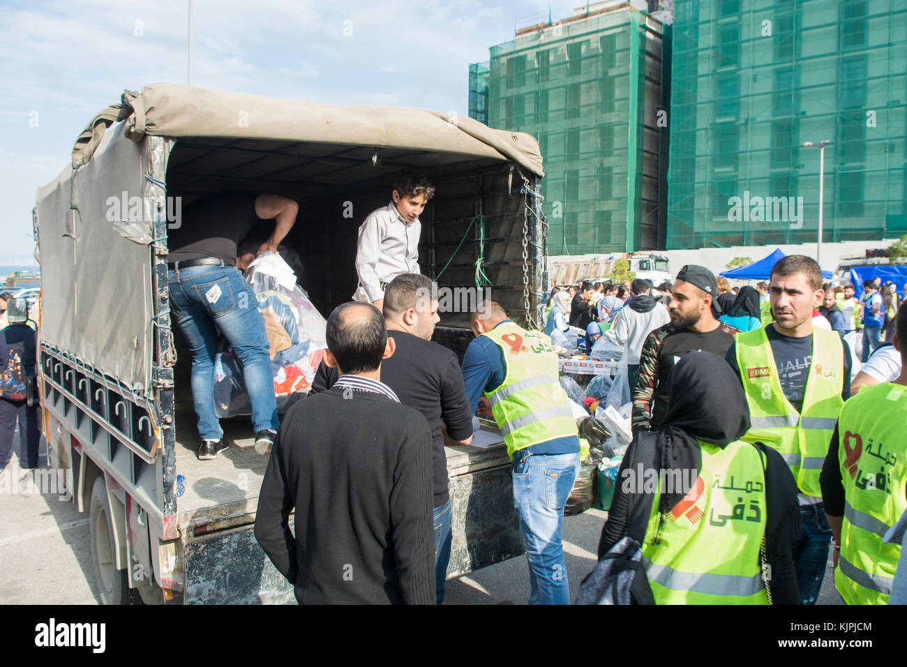 Marytrs' Square, Beirut, Libano, 26 Nov 2017 volontari che lavorano presso la Dafa campagna per raccogliere e distribuire le donazioni per il siriano i rifugiati e le persone in stato di bisogno. Beirut, Libano, Credito: Mohamad Itani / Alamy Live News Foto Stock