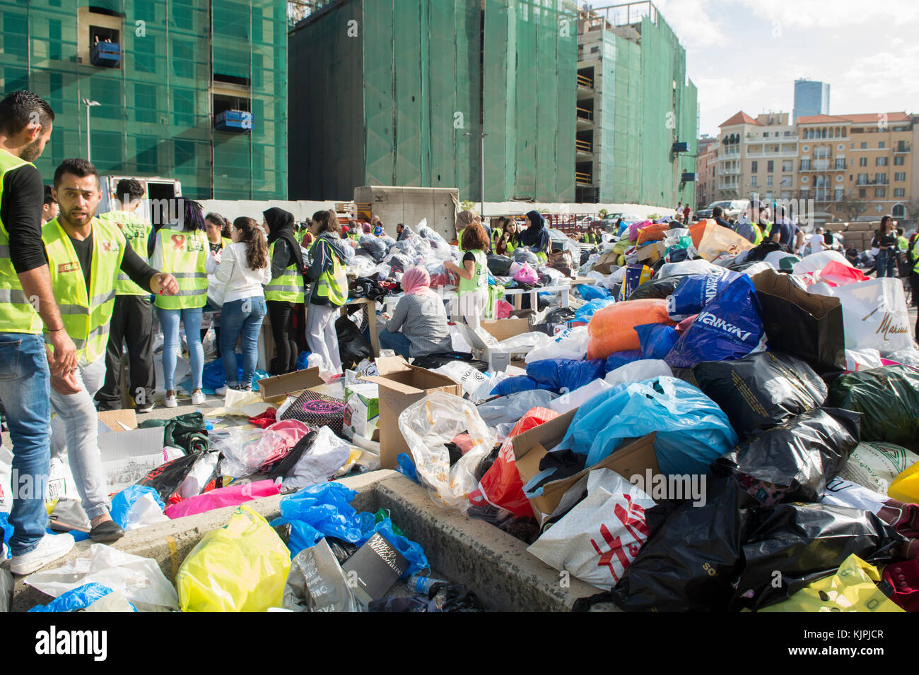 Marytrs' Square, Beirut, Libano, 26 Nov 2017 volontari che lavorano presso la Dafa campagna per raccogliere e distribuire le donazioni per il siriano i rifugiati e le persone in stato di bisogno. Beirut, Libano, Credito: Mohamad Itani / Alamy Live News Foto Stock