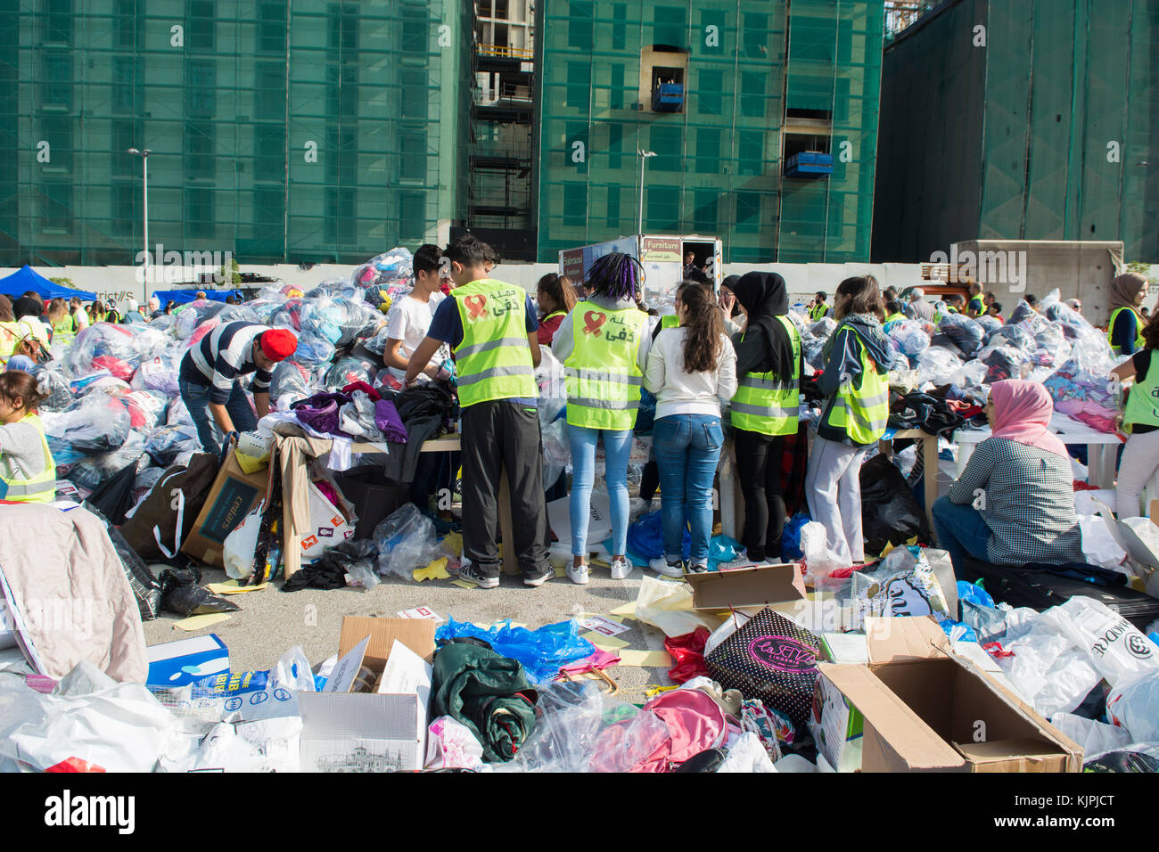 Marytrs' Square, Beirut, Libano, 26 Nov 2017 volontari che lavorano presso la Dafa campagna per raccogliere e distribuire le donazioni per il siriano i rifugiati e le persone in stato di bisogno. Beirut, Libano, Credito: Mohamad Itani / Alamy Live News Foto Stock