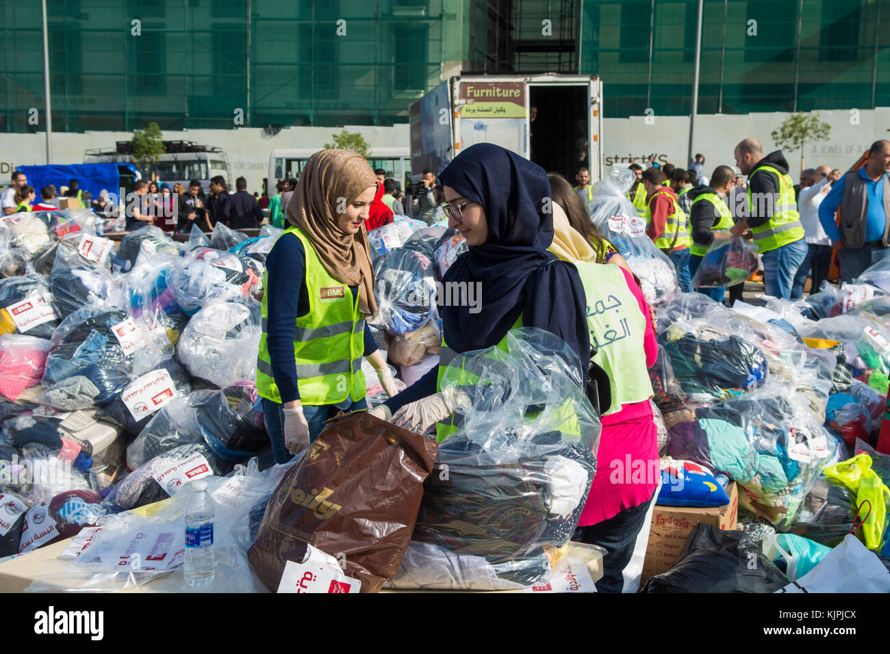 Marytrs' Square, Beirut, Libano, 26 Nov 2017 volontari che lavorano presso la Dafa campagna per raccogliere e distribuire le donazioni per il siriano i rifugiati e le persone in stato di bisogno. Beirut, Libano, Credito: Mohamad Itani / Alamy Live News Foto Stock