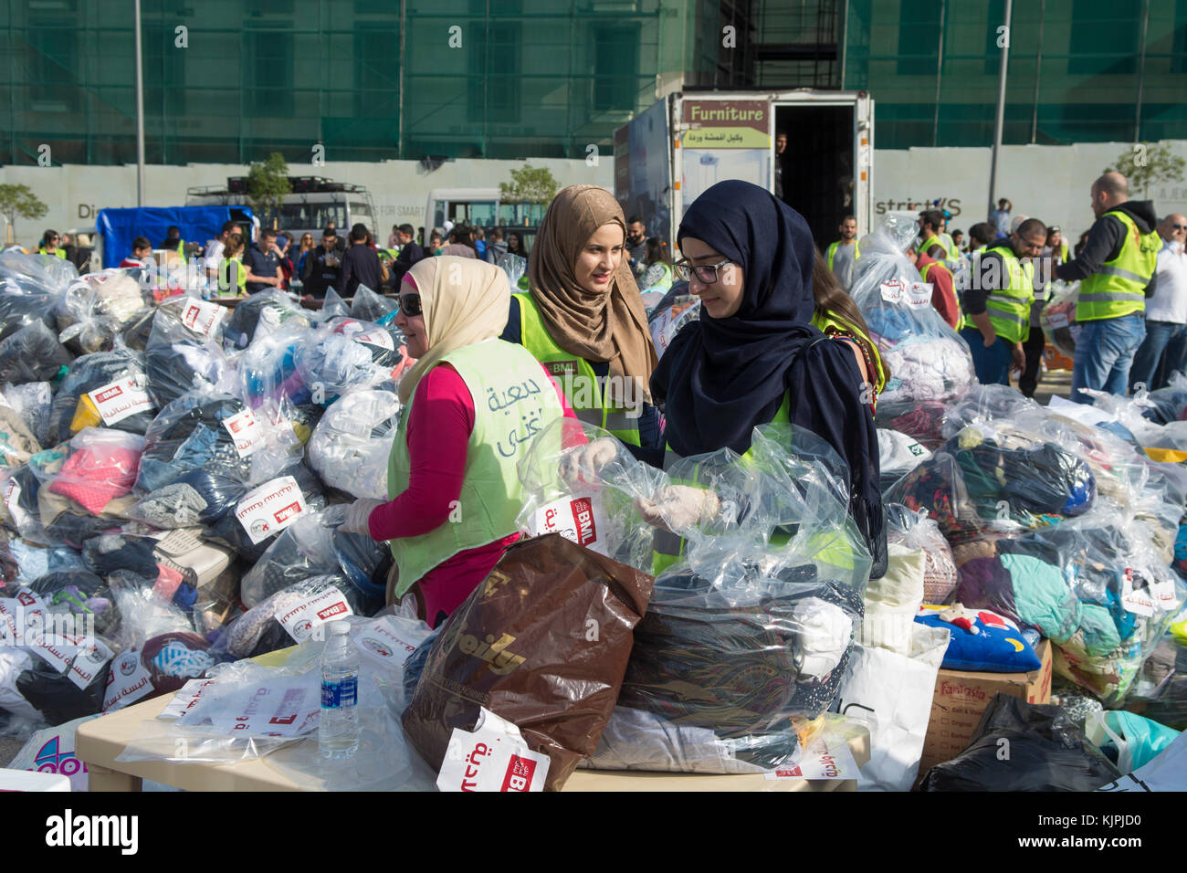 Marytrs' Square, Beirut, Libano, 26 Nov 2017 volontari che lavorano presso la Dafa campagna per raccogliere e distribuire le donazioni per il siriano i rifugiati e le persone in stato di bisogno. Beirut, Libano, Credito: Mohamad Itani / Alamy Live News Foto Stock