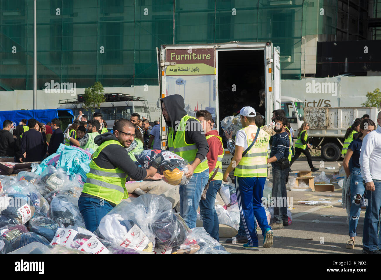 Marytrs' Square, Beirut, Libano, 26 Nov 2017 volontari che lavorano presso la Dafa campagna per raccogliere e distribuire le donazioni per il siriano i rifugiati e le persone in stato di bisogno. Beirut, Libano, Credito: Mohamad Itani / Alamy Live News Foto Stock