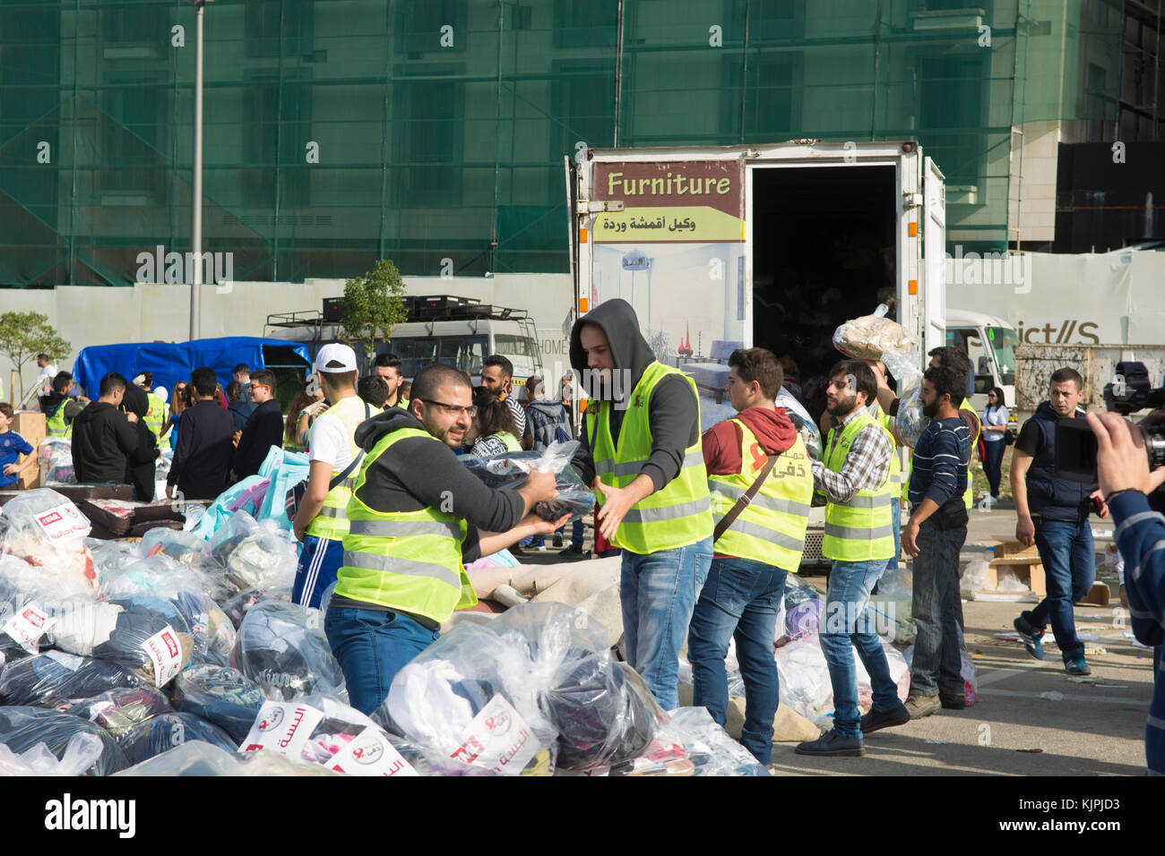 Marytrs' Square, Beirut, Libano, 26 Nov 2017 volontari che lavorano presso la Dafa campagna per raccogliere e distribuire le donazioni per il siriano i rifugiati e le persone in stato di bisogno. Beirut, Libano, Credito: Mohamad Itani / Alamy Live News Foto Stock