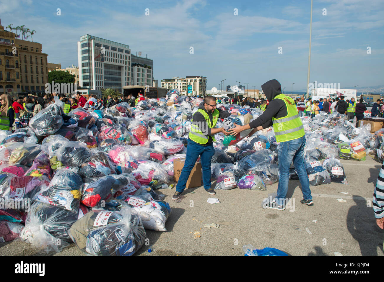 Marytrs' Square, Beirut, Libano, 26 Nov 2017 volontari che lavorano presso la Dafa campagna per raccogliere e distribuire le donazioni per il siriano i rifugiati e le persone in stato di bisogno. Beirut, Libano, Credito: Mohamad Itani / Alamy Live News Foto Stock