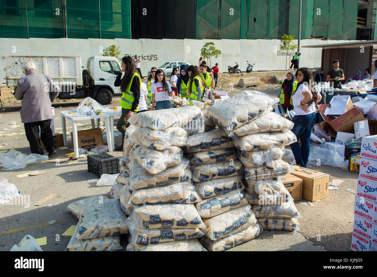 Marytrs' Square, Beirut, Libano, 26 Nov 2017, Pila di riso e cibo sacchetti per donationsBeirut , Libano, Credito: Mohamad Itani / Alamy Live News Foto Stock