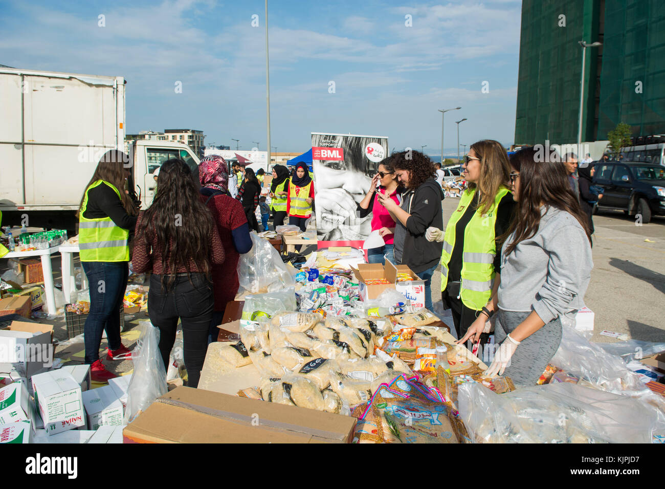 Marytrs' Square, Beirut, Libano, 26 Nov 2017 volontari che lavorano presso la Dafa campagna per raccogliere e distribuire le donazioni per il siriano i rifugiati e le persone in stato di bisogno. Beirut, Libano, Credito: Mohamad Itani / Alamy Live News Foto Stock