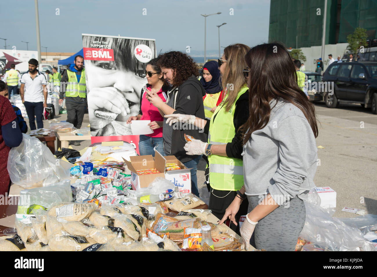 Marytrs' Square, Beirut, Libano, 26 Nov 2017 volontari che lavorano presso la Dafa campagna per raccogliere e distribuire le donazioni per il siriano i rifugiati e le persone in stato di bisogno. Beirut, Libano, Credito: Mohamad Itani / Alamy Live News Foto Stock